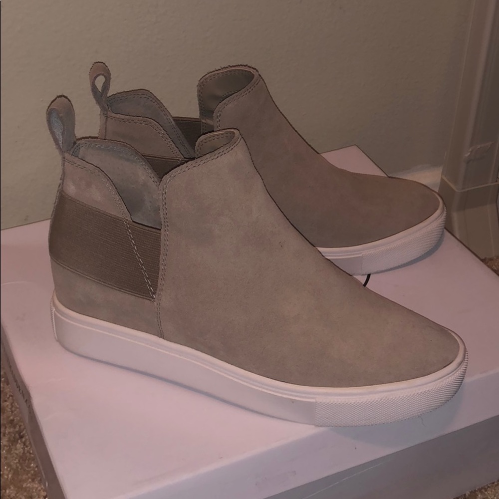 Steve Madden Tan Suede Slide Ons